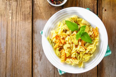 Makarna dilim kızarmış tavuk fileto eski ahşap masa