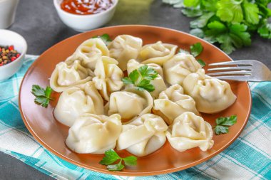 Bir gri beton masada hazır ev yapımı köfte