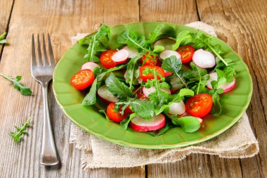 Roka, domates, turp ve mozzarella peyniri eski ahşap masa vejetaryen salata