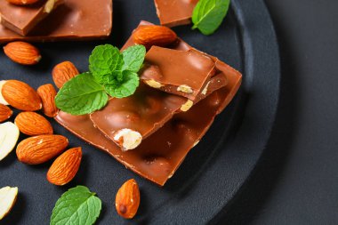 koyu gri arka plan üzerinde bademli çikolata