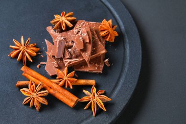 Çikolata, tarçın ve anasonu bir koyu gri tabloda adet