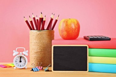 Pembe bir arka plan üzerinde okul ve ofis malzemeleri. Okula dönüş
