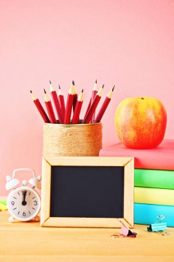 Pembe bir arka plan üzerinde okul ve ofis malzemeleri. Okula dönüş