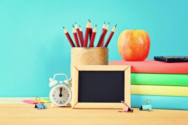 Okul ve ofis malzemeleri gri, mavi arka plan üzerinde. Okula dönüş