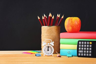 Okul ve ofis malzemeleri siyah kara tahta arka plan üzerinde. Okula dönüş