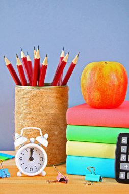 Okul ve ofis malzemeleri gri, mavi arka plan üzerinde. Okula dönüş