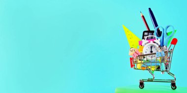 Alışveriş sepeti ile ileti örneği nesneleri. Ofis ve okul malzemeleri