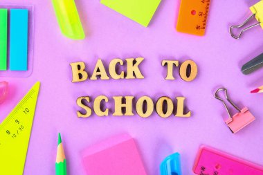 Mor zemin Tasarımlarınız için hazır üzerine okul malzemeleri. Düz yatıyordu. Üstten görünüm