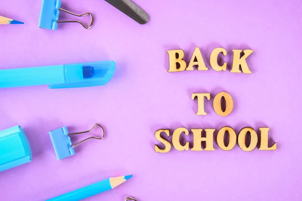 Школьные Принадлежности Фиолетовом Фоне Готовы Вашего Дизайна Плоский Лежал Вид — стоковое фото