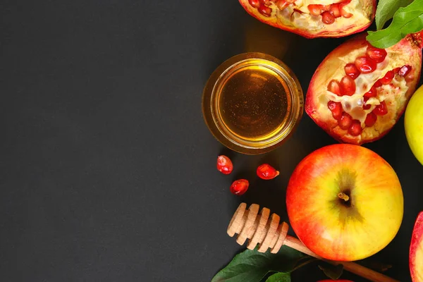 Rosh hashanah Yahudi yeni yılı tatil kavramı. Geleneksel sembolü. Elma, tatlım, nar. Uzay kopyalayın. Üstten görünüm. Düz yatıyordu