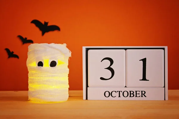 Conceito Para Halloween Múmia Uma Lata Gaze Velas Calendário Madeira — Fotografia de Stock