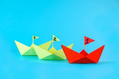 Üç kağıt gemi kim daha hızlı yüzüyor rekabet. Kırmızı gemi kazanır