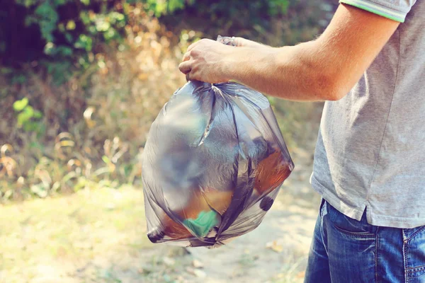 Hånd Holder Mod Skov Fuld Skrald Stor Sort Plastikpose Sommerdag - Stock-foto