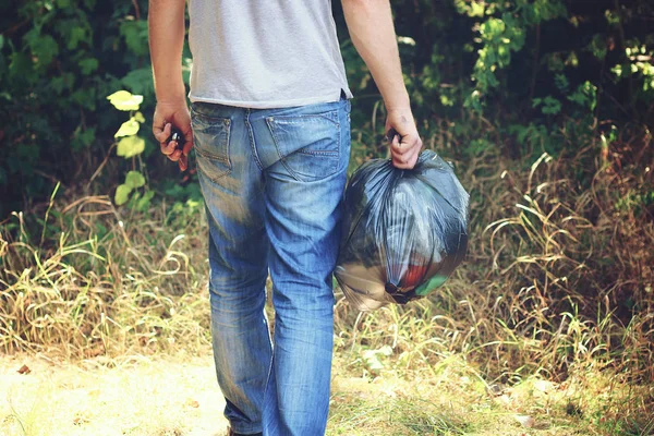 Hånd Holder Mod Skov Fuld Skrald Stor Sort Plastikpose Sommerdag - Stock-foto