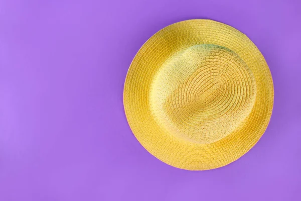 Sombrero Amarillo Verano Sobre Fondo Púrpura — Foto de Stock