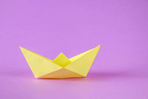 Barco Papel Amarelo Origami Com Uma Folha Outono Fundo Roxo — Fotografia de Stock