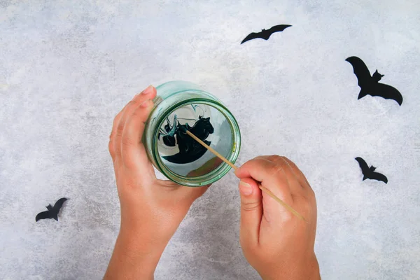 항아리에서 수공예입니다 라이트 테이블에 박쥐입니다 할로윈에 개념입니다 Diy — 스톡 사진