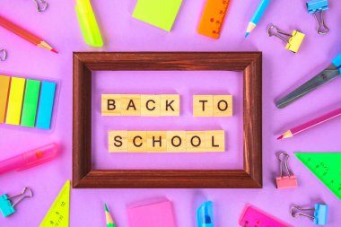 Mor zemin Tasarımlarınız için hazır üzerine okul malzemeleri. Düz yatıyordu. Üstten görünüm