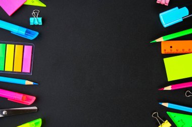 Blackboard arka planda Tasarımlarınız için hazır okul malzemeleri. Düz yatıyordu. Üstten görünüm. Kopya alanı