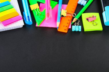 Blackboard arka planda Tasarımlarınız için hazır okul malzemeleri. Düz yatıyordu. Üstten görünüm. Kopya alanı