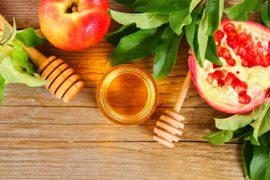 Rosh hashanah Yahudi yeni yılı tatil kavramı. Geleneksel sembolü. Elma, tatlım, nar. Üstten görünüm. Düz yatıyordu