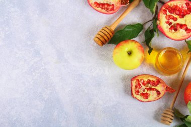 Rosh hashanah Yahudi yeni yılı tatil kavramı. Geleneksel sembolü. Elma, tatlım, nar. Uzay kopyalayın. Üstten görünüm. Düz yatıyordu