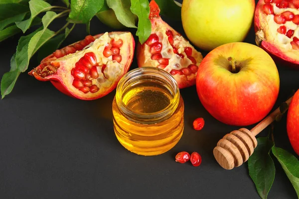 Rosh hashanah Yahudi yeni yılı tatil kavramı. Geleneksel sembolü. Elma, tatlım, nar