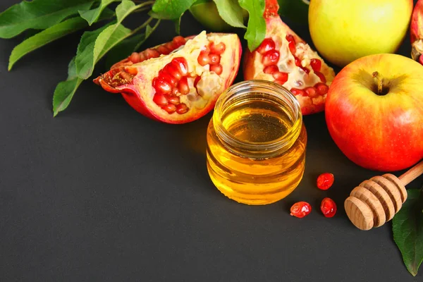 Rosh hashanah Yahudi yeni yılı tatil kavramı. Geleneksel sembolü. Elma, tatlım, nar. Kopya alanı