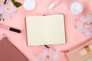 Güzellik ile Dekoratif kozmetik ayarla. tırnak cilası, fırçalar ve çanta pembe bir arka plan üstüne mockup görüntülemek