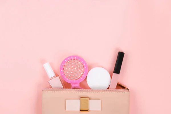 装飾的な化粧品セットの美しさ 爪のポーランド語 ブラシ ピンクの背景の上にバッグを見るモックアップ — ストック写真