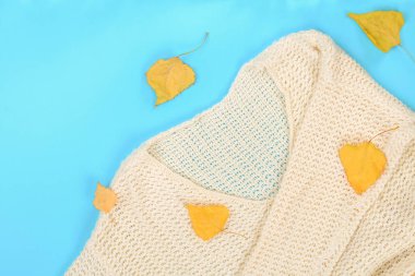 Beyaz yün giyim kadar kapatın. Üstten görünüm. Pastel mavi tablo yüzey arka plan. Kopya alanı