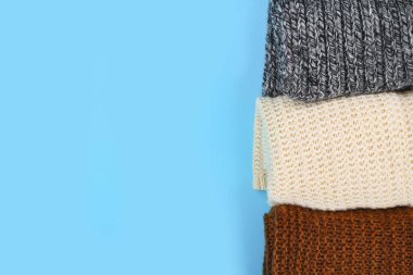 Sıcak örme kazak. Üzerinde mavi arka plan, metin, sonbahar kış konsepti için yer kazak, Triko Örme elbise yığını. Üstten görünüm
