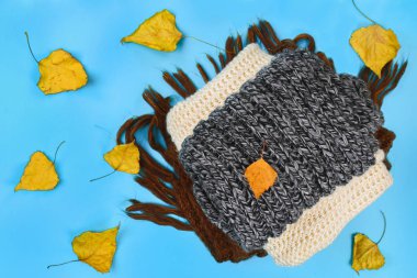 Sıcak örme kazak. Üzerinde mavi arka plan, metin, sonbahar kış konsepti için yer kazak, Triko Örme elbise yığını. Üstten görünüm