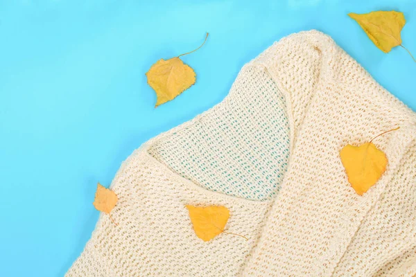 Beyaz yün giyim kadar kapatın. Üstten görünüm. Pastel mavi tablo yüzey arka plan. Kopya alanı