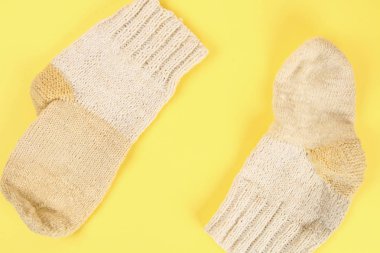 Yün örgü iğne ve örme çorap bir renk pastel tablosu ile bir top. İğne işi