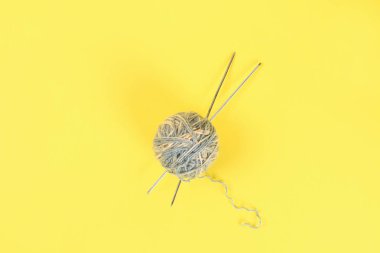 Yün örgü iğne ve örme çorap bir renk pastel tablosu ile bir top. İğne işi