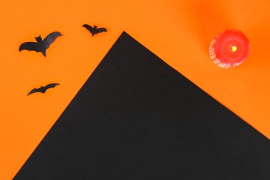 Gerekli öğeler için sezon süsleme. Üstten görünüm aksesuar dekorasyon Cadılar Bayramın kutlu olsun festival arka plan kavramının. Çeşitli nesne üzerinde modern rustik turuncu ev ofis masa başında ahşap karışımı