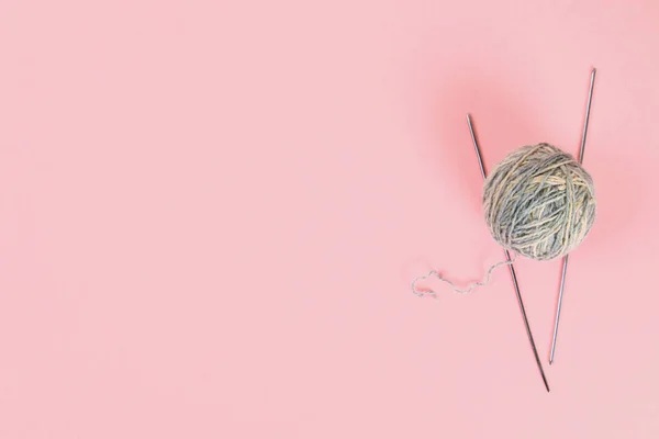 파스텔 색상표에 뜨개질 바늘과 양모의 바느질 — 스톡 사진