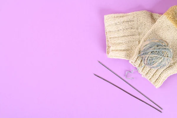 Uma Bola Com Agulhas Tricô Meias Malha Uma Mesa Pastel — Fotografia de Stock