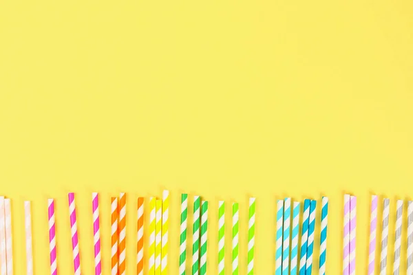 Mehrfarbige Strohpapierröhren Auf Leuchtend Gelbem Pastellgrund Ansicht Von Oben Kopierraum — Stockfoto