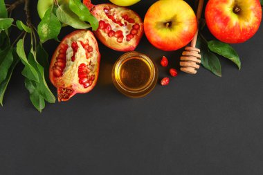 Rosh hashanah Yahudi yeni yılı tatil kavramı. Geleneksel sembolü. Elma, tatlım, nar. Uzay kopyalayın. Üstten görünüm. Düz yatıyordu