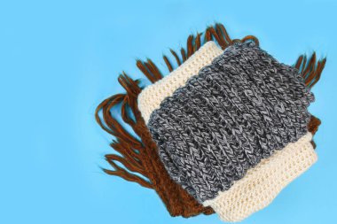 Sıcak örme kazak. Üzerinde mavi arka plan, metin, sonbahar kış konsepti için yer kazak, Triko Örme elbise yığını. Üstten görünüm