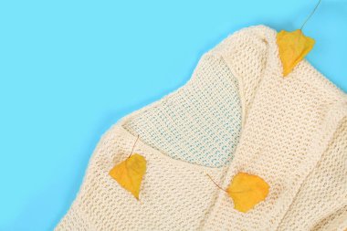 Beyaz yün giyim kadar kapatın. Üstten görünüm. Pastel mavi tablo yüzey arka plan. Kopya alanı