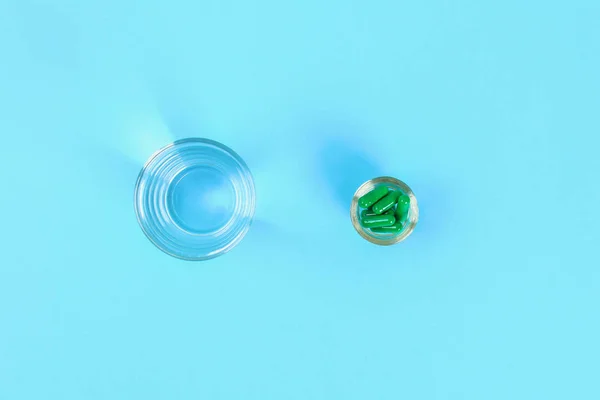 Compresse Deglutire Pillole Bicchiere Acqua Sullo Sfondo Tavolo Blu Vista — Foto Stock