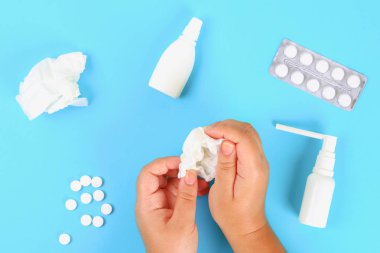 Grip, soğuk, hastalık için ilaç öksürük tablet mavi bir tabloyla karşı. Görünümü ana sayfa, yer kopyalayın, yat