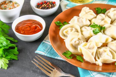 Bir gri beton masada hazır ev yapımı köfte