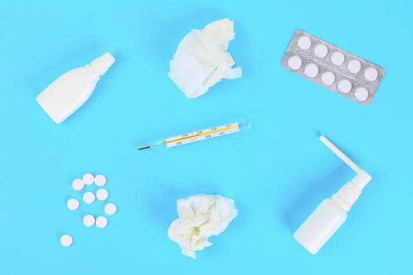 Grip Soğuk Hastalık Için Ilaç Öksürük Tablet Mavi Bir Tabloyla — Stok fotoğraf