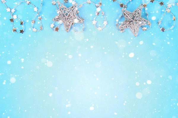 Composición Navideña Juguetes Árbol Navidad Decoración Blanca Sobre Fondo Azul —  Fotos de Stock