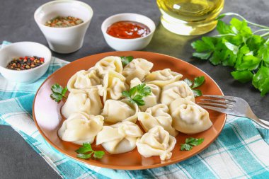 Bir gri beton masada hazır ev yapımı köfte