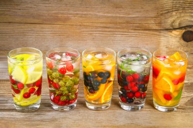 Çeşitli gözlük, farklı tatlar, meyveler, meyve suyu detoks